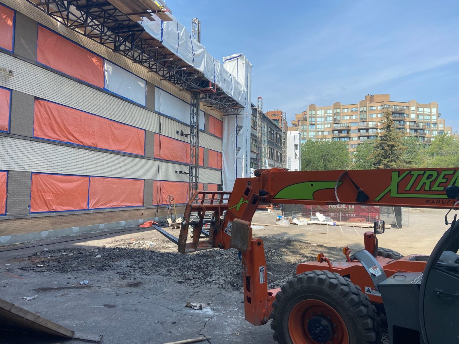Façade d'école protégée sous bâches